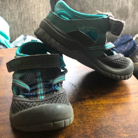 oshkosh bump toe sandals